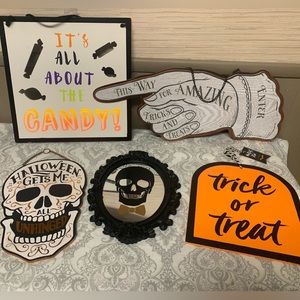 5 Halloween Signs - New with tags